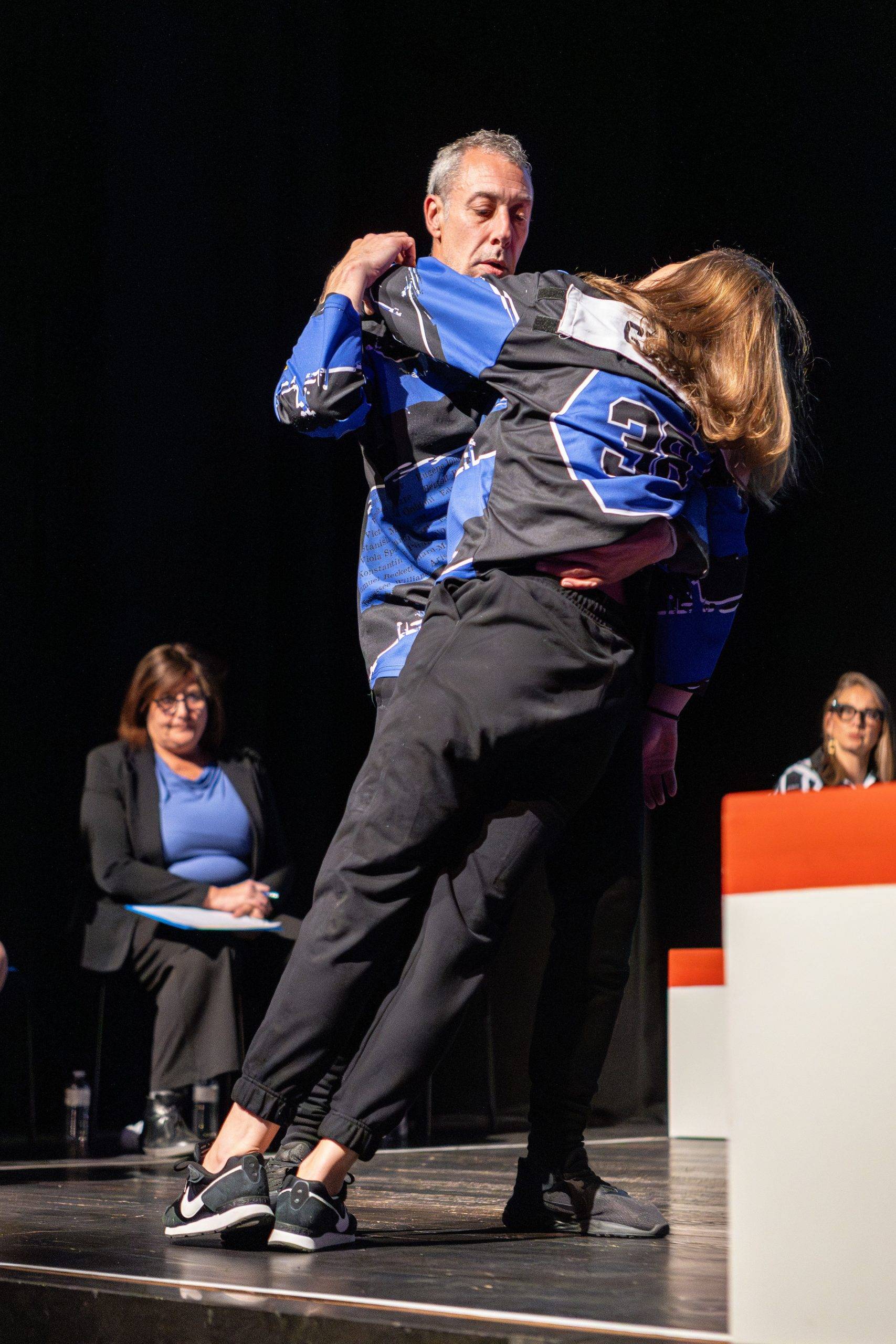 Jouteurs de la Ligue Boraine d'Improvisation durant le match d'impro des demi finales 2025 2026