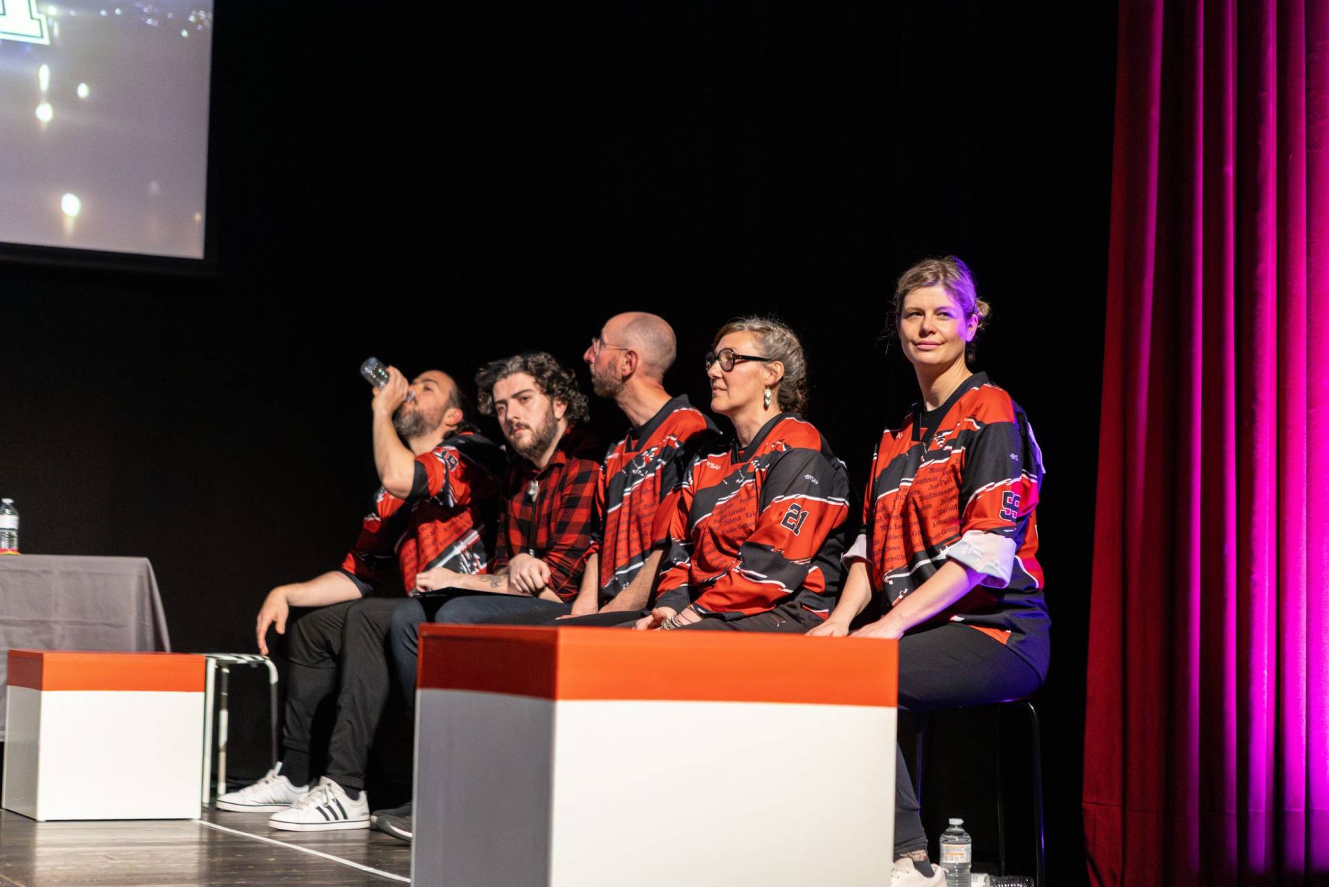 Jouteurs de la Ligue Boraine d'Improvisation durant le match d'impro des demi finales 2025 2026